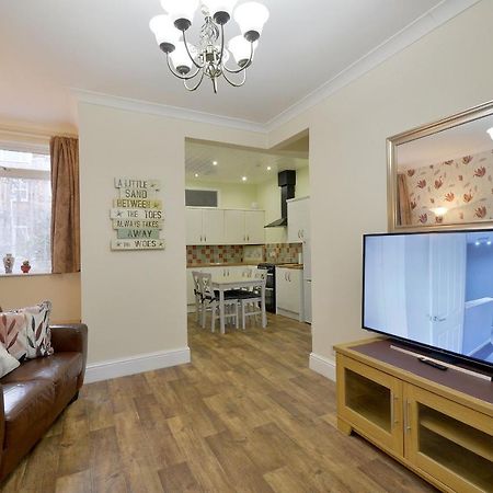 Ground Floor Apartment Up To 6 Guests With Games Chill Out Room สการ์โบโรห์ ภายนอก รูปภาพ
