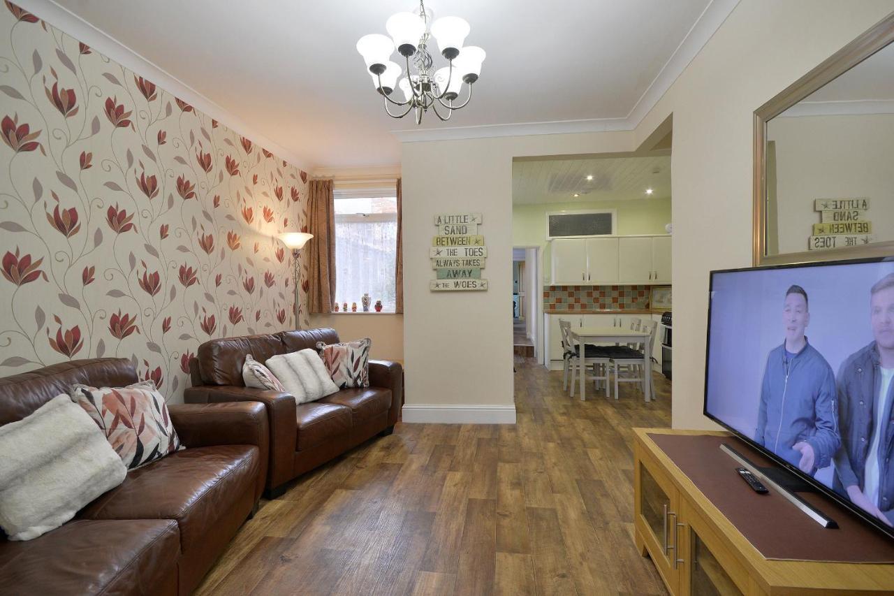 Ground Floor Apartment Up To 6 Guests With Games Chill Out Room สการ์โบโรห์ ภายนอก รูปภาพ