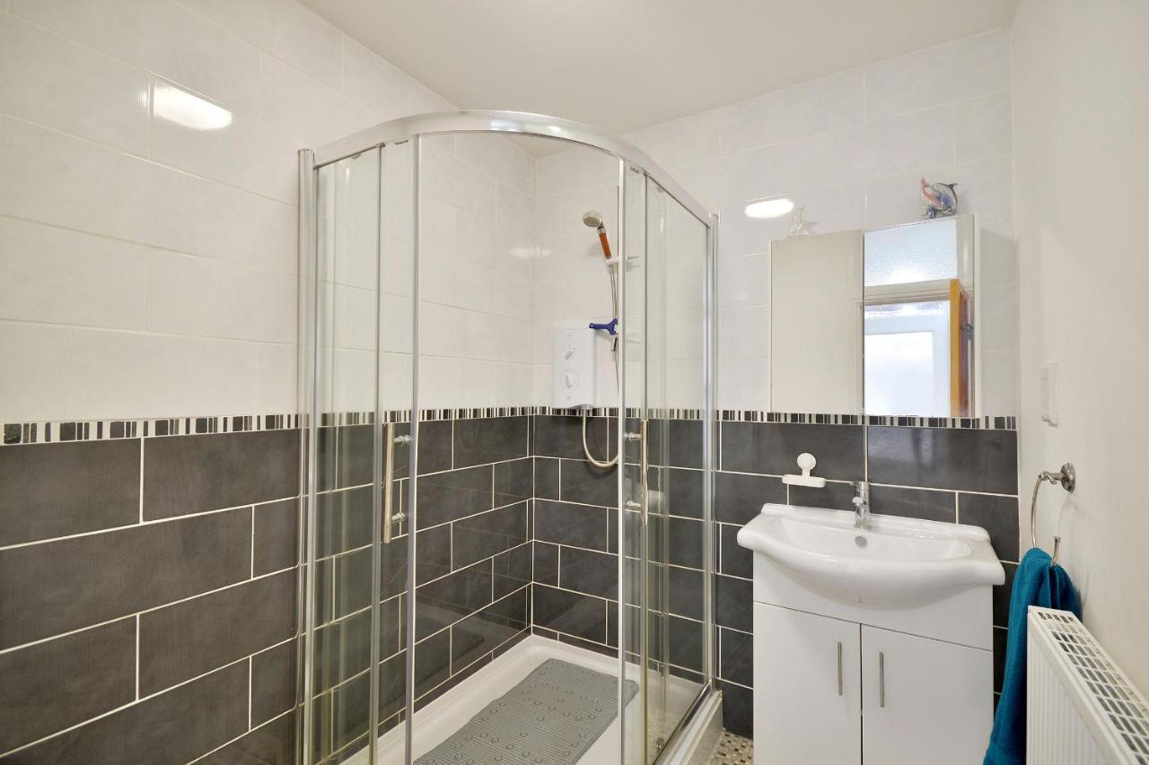 Ground Floor Apartment Up To 6 Guests With Games Chill Out Room สการ์โบโรห์ ภายนอก รูปภาพ