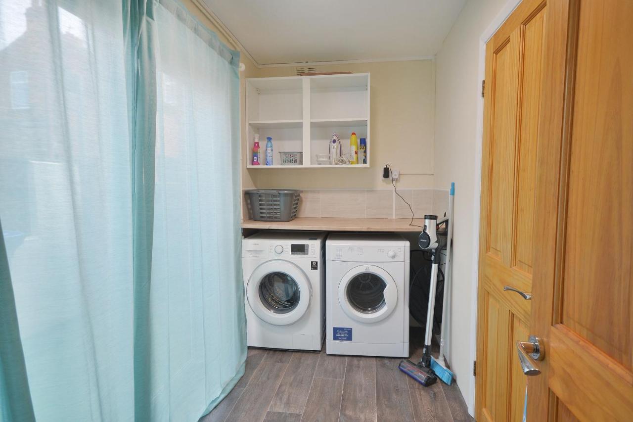 Ground Floor Apartment Up To 6 Guests With Games Chill Out Room สการ์โบโรห์ ภายนอก รูปภาพ