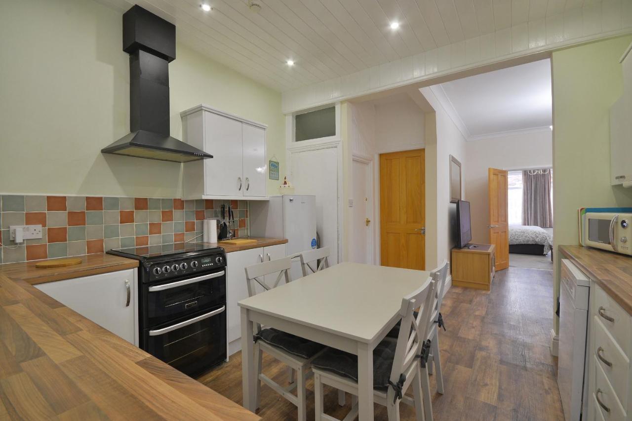 Ground Floor Apartment Up To 6 Guests With Games Chill Out Room สการ์โบโรห์ ภายนอก รูปภาพ