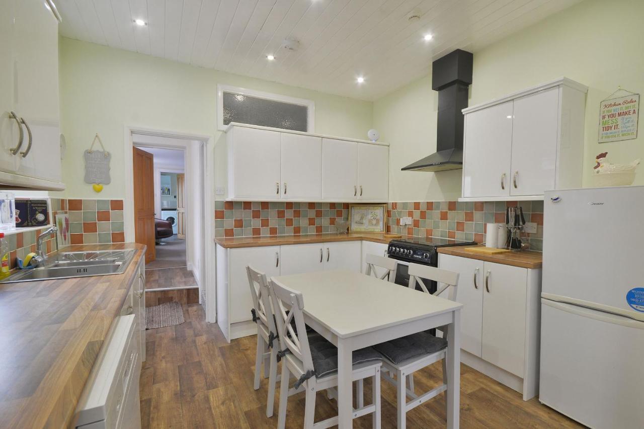 Ground Floor Apartment Up To 6 Guests With Games Chill Out Room สการ์โบโรห์ ภายนอก รูปภาพ